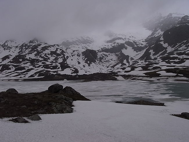湖の向こうには<br />Cambrena Glacierカンブレナ氷河<br />とパンフレットには書いてあるが、<br />氷河はどれかな？<br />地球温暖化の影響。。。？<br />