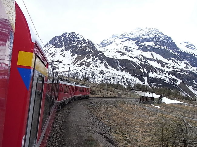 雪と岩だけの山地から<br />草木の生えた草原へと<br />列車はゆっくりと降りてゆく。