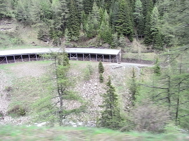 雪崩よけかな？<br />列車はこれからあそこを通ります。