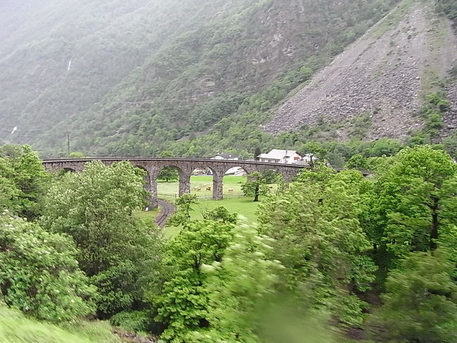 おおお、<br />あれだ！<br />あれを渡るのだっ。