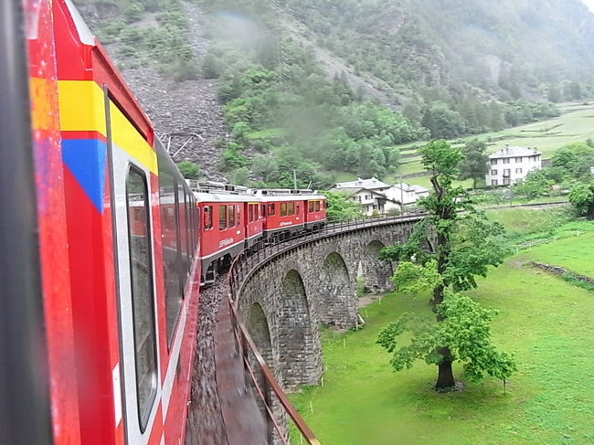 列車は<br />大きくカーブを描いた石橋を<br />なだらかに降りてゆく。