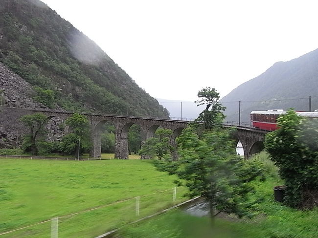 後ろを見ると、我々の乗った列車の最後尾が<br />石橋を降りてくるところ。<br /><br />しかし後ろを振り返っている場合ではない！<br />