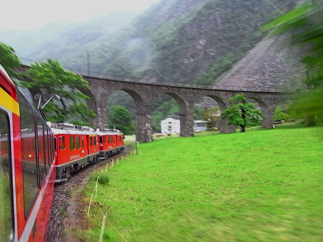 360°ぐるりと円を描いた列車は、<br />さっき降りてきた石橋の下をくぐる。<br />唯一無二のシャッターチャンス！<br />