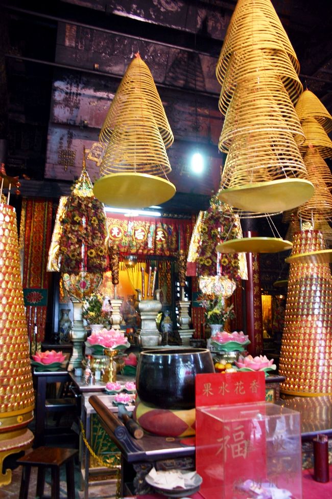 媽閣廟（A-Ma Temple）には、廟内に全部で4つの堂があって、<br />航海の女神などが祀られているそうです。<br /><br />この渦巻き線香はこちらで売られてました。<br />大小いろいろありましたが、<br />大きいので200MOP（2800円）くらいだったと思います。<br />他には普通の線香のようなものもありました。