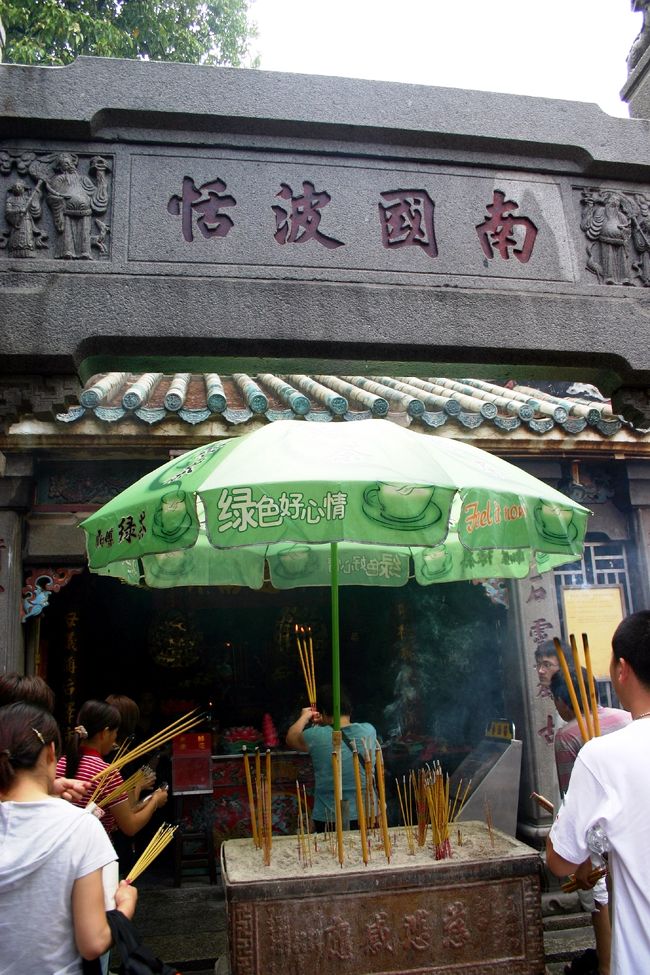 ここでは、多くの中国の観光客の方や<br />地元の方が、<br />このお線香のようなものを供えて、<br />拝んでいらっしゃいました。<br />