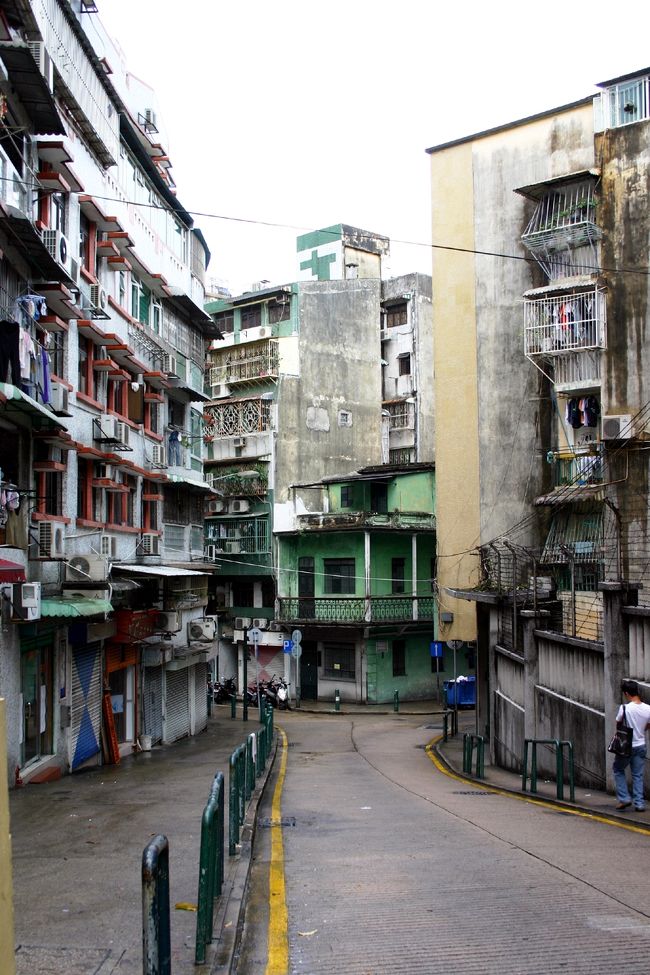 媽閣廟（A-Ma Temple）から次の目的地までは<br />テクテクとマカオの街をお散歩しながら行きましょう。<br />中国のような、でも少しヨーロッパ的な要素も含む<br />そんな街並みを見ながら15分くらい歩いたかなぁ。