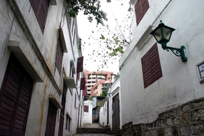 マカオの街は細い路地やアップダウンが多く<br />ちょっと横道に入ると迷ってしまいそう。<br />ポルトガルの影響で、石畳の道も多かったです。