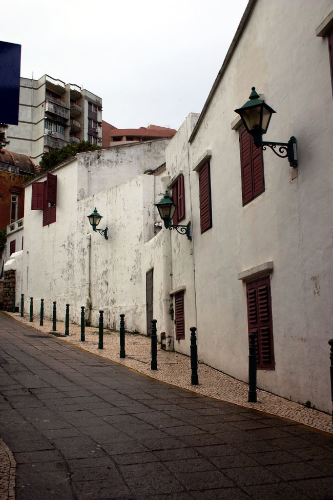 白壁の家々に欧風の外灯。<br />そしてタイル敷きの道など本当にヨーロッパのよう。<br />アジア圏とは思えない街並み・・・
