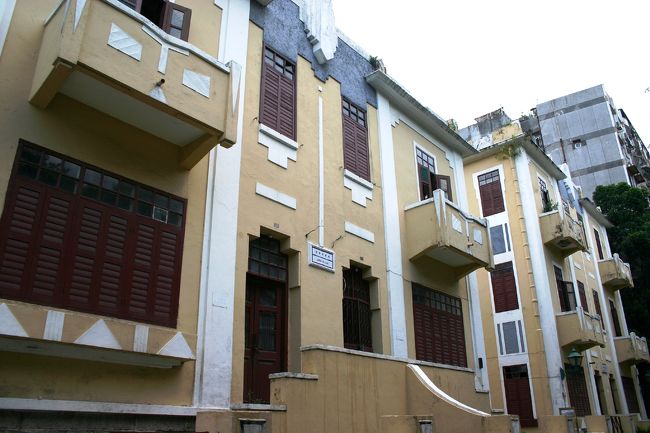 テクテクしながらリラウ広場へ。<br />リラウ広場も世界遺産に指定されている広場ですが、<br />「えっ！これが〜〜」って思うほど普通の広場。<br />というか何もないので普通より殺風景な広場でした。<br />この広場には、ペンニャの丘から湧き出る貴重な天然の泉があることから、ポルトガル人が最初に住み着いたとされてます。<br /><br />そして、その広場の前の建物がコチラ。