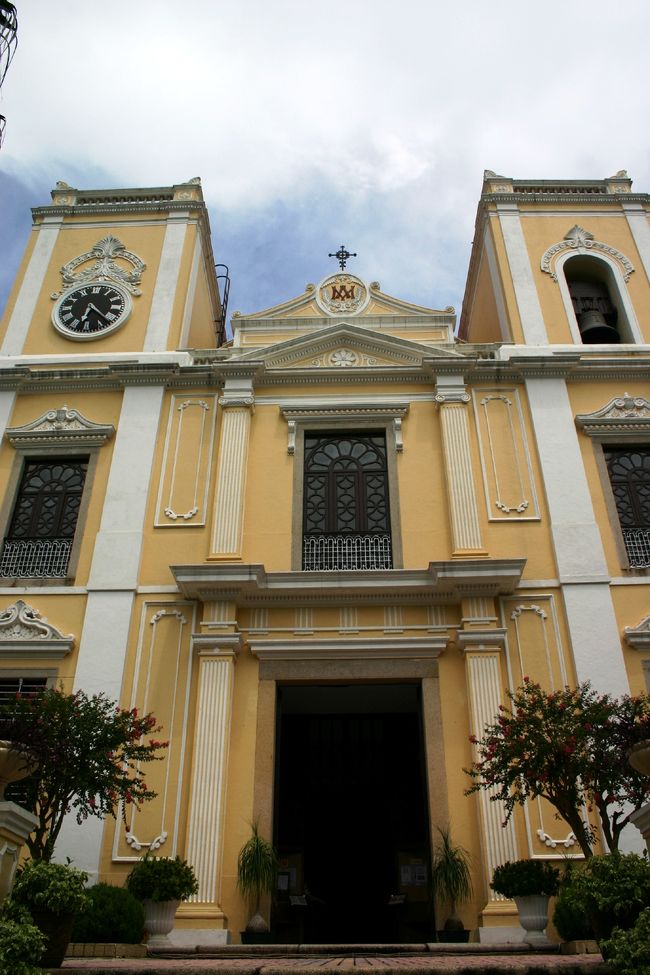 リラウ広場から更にテクテクすること10分弱。<br />路地から抜けたところに、大きな黄色い建物が・・・<br />めっちゃ素敵〜〜綺麗〜〜♪<br />左右対称の21mにもなる鐘楼が見事です。<br /><br />聖老楞佐教堂（聖ローレンス教会）<br /><br />10：00〜16：00