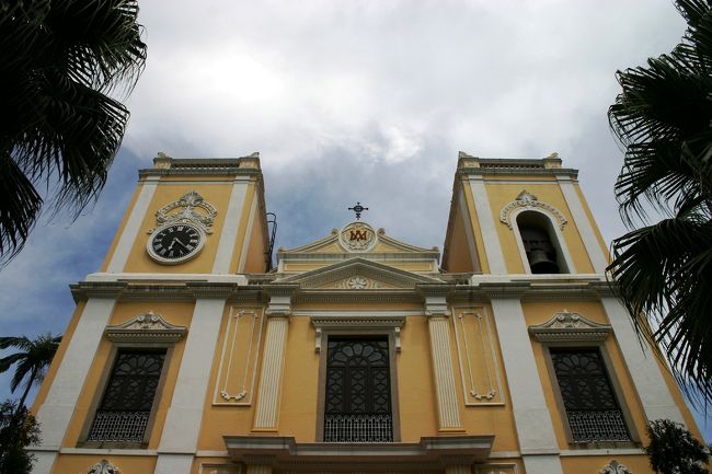 1560年代にイエズス会によって創建された後、<br />1803年に再建されました。<br />当時は木造建築だったそうですが、<br />更に1846年、マカオ生まれのポルトガル人ホセ・トーマス・アキノの設計によって、<br />石造りの現在の建物に再建されました。<br /><br />当時ヨーロッパで流行っていたネオクラシック様式に、わずかにバロック調の香りを残しています。<br /><br />塔の上部にある時計は動いていませんでした（笑）<br />