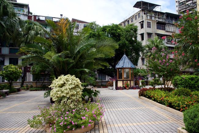 聖老楞佐教堂（聖ローレンス教会）のお庭！<br /><br />椰子の木が茂った緑溢れるとっても綺麗なお庭♪<br />いろいろなお花が華やかに咲いてました。