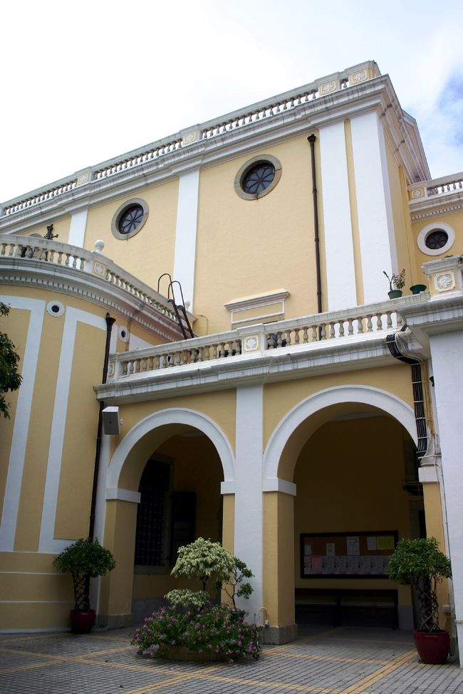 側面もアーチがとっても印象的。<br /><br />外観は白とクリーム色の優しい雰囲気に包まれていました。