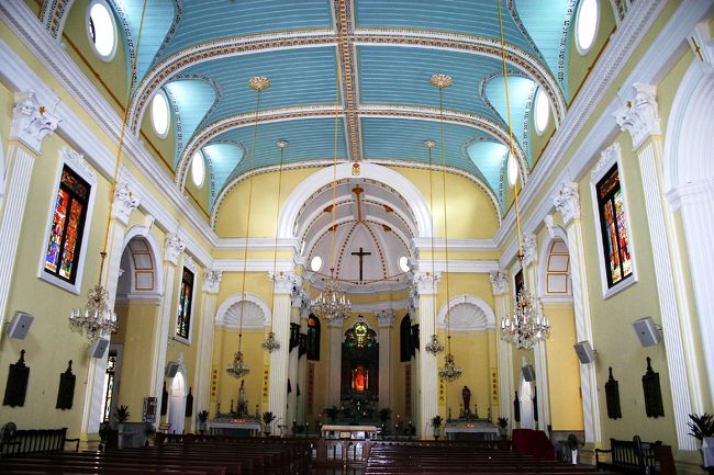 教会内部に入ります。<br />天井から垂れ下がるシャンデリアが<br />キラキラと輝いてとっても綺麗でした。<br /><br />マカオでもとってもお洒落な教会らしく、<br />地元の方たちの結婚式に大人気だそうです。<br /><br />