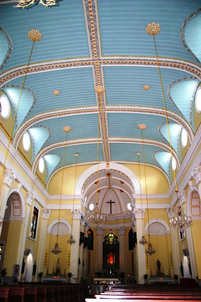 教会としては珍しいターコイズブルーの天井が<br />黄色い壁と相成って<br />爽やかな美しさを感じました。