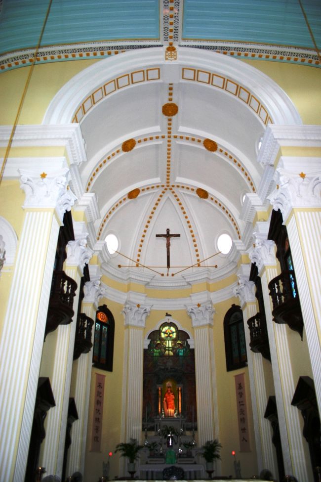 教会の正面の祭壇にはキリストと聖ローレンス。