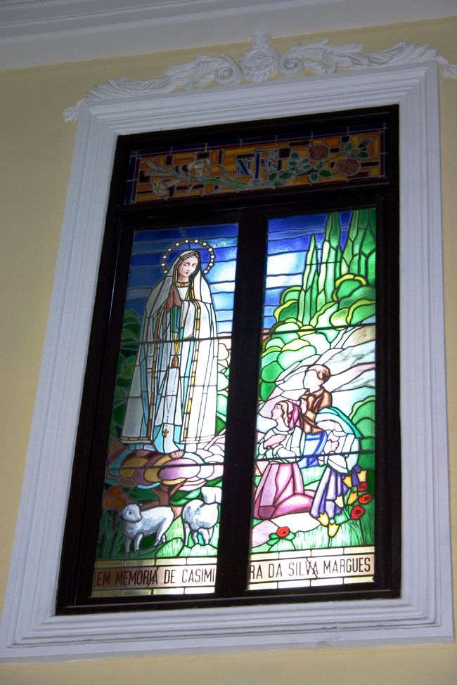 教会の壁面には数多くの綺麗なステンドグラスが飾られてました。<br />キリストの生涯を描いたステンドグラスだそうです。