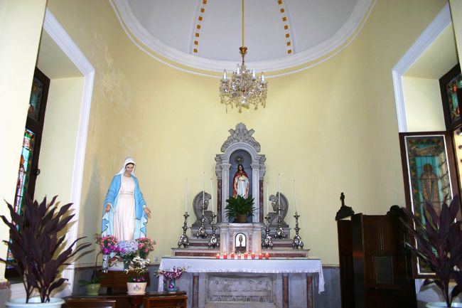 祭壇には正面にキリスト<br />そして左手には豪華なブルーの衣装を着た聖ローレンス。<br /><br />聖ローレンスは海の神様です。<br />かつてポルトガル人の船乗りや家族が教会に集まり、安全な航海を約束する「風」に恵まれるようにと、<br />無事を祈りながら帰りを待ったそうです。