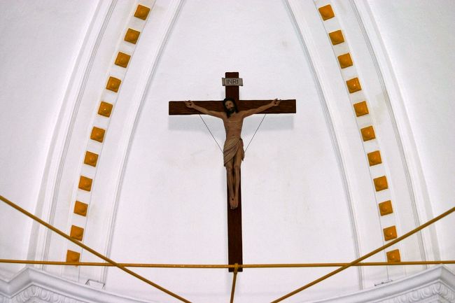 正面のかなり上のほうに磔にされたキリストの像が・・・<br />やっぱり望遠だとよく撮れますねぇ。<br />実際に目で見てもわからなかったものが、<br />後からこうして画像で見て表情までもがよくわかります。<br />