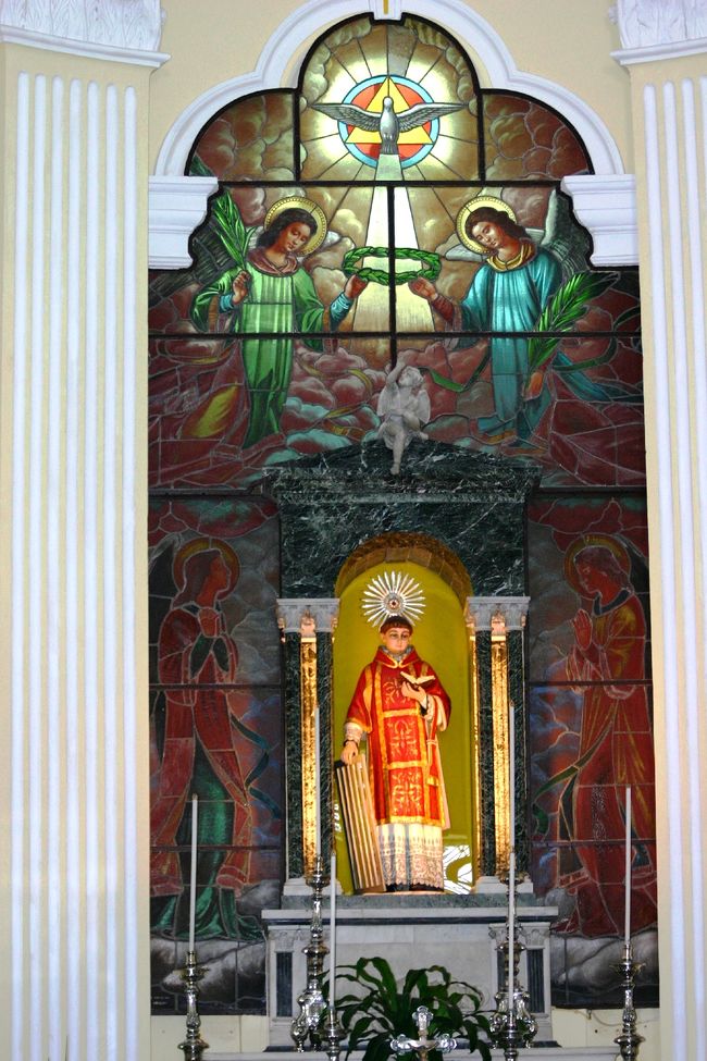 こちらも左右にあった祭壇のひとつ。<br />背景がステンドグラスでとても綺麗です。