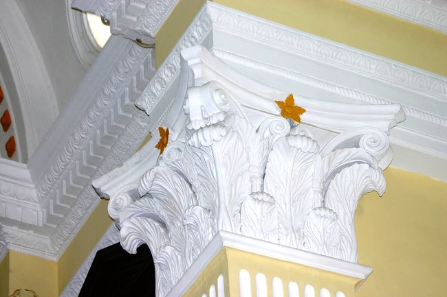 柱上部の装飾も素晴らしい・・・<br /><br />これも望遠レンズの威力！<br />やっぱり、こういった建築物を撮影するのに<br />望遠レンズがあると嬉しいな。