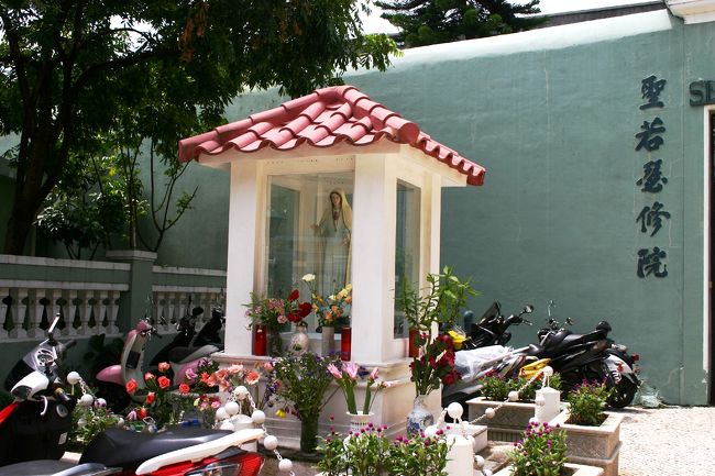 修道院脇には優しい聖母様。<br />聖堂の方には、フランシスコ･ザビエルの右上腕骨の一部がガラスケースに入れられて安置されているようです。<br />見学可能だったので見たかったのですが、<br />聖堂への入口がよくわかりませんでした。<br />残念・・・