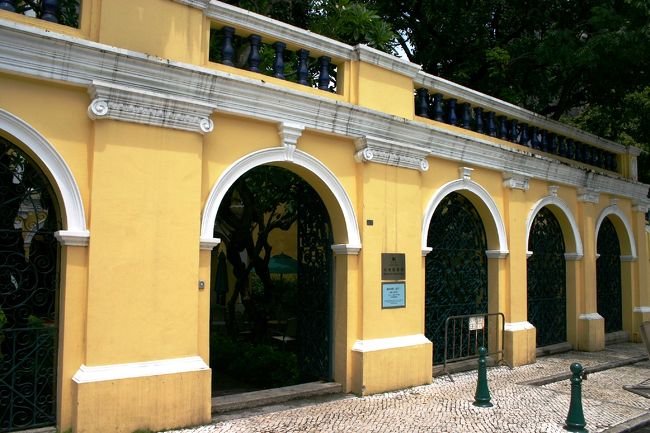 聖若瑟修院及聖堂（聖ヨセフ修道院及び聖堂）の前には、<br />何東圖書館大楼（ロバート・ホー・トン図書館）<br /><br />13：00〜19：00