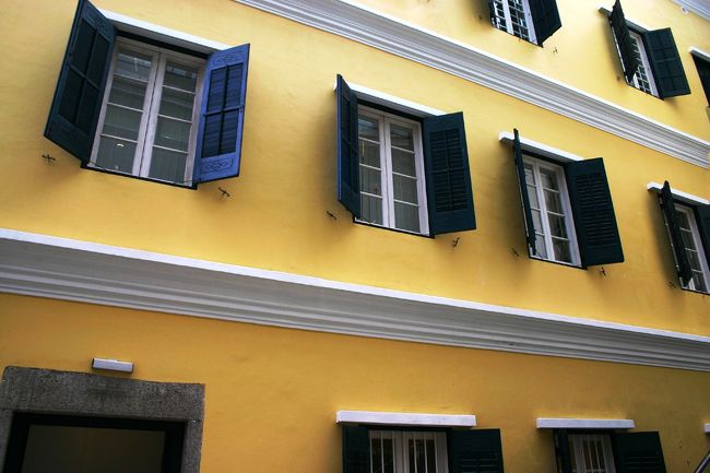 何個もある窓が印象的。<br />そしてクリーム色よりもう少し鮮やかなレモンイエローの外壁。<br />白とブルーもインパクト大です！！<br /><br />もともとポルトガル人ドナ・キャロリーナ・クンハの住居を、<br />香港の大富豪ロバート・ホー・トン卿が<br />1918年に購入して別荘として使っていた建物です。<br />内部は一般公開されてます〜