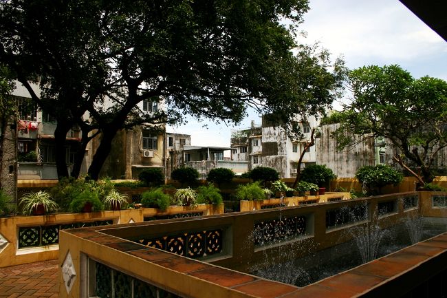 中庭には水の吹き出る噴水や<br />いろいろな木々や鉢植えなどがあり、<br />素敵な空間で読書ができそうです。