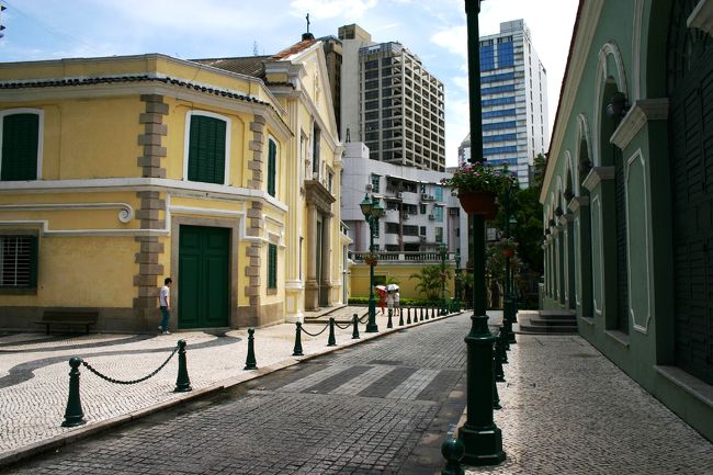 右側に見える緑色の建物が崗頂劇院（ドン・ペドロ5世劇場）<br /><br />この時、ちょうど修復工事中で建物の前までも行けませんでした。<br />通常でも建物内部は見学不可です。<br />ポルトガル国王のドン・ペドロ5世を記念して<br />マカオ在住のポルトガル人が共同出資で建設した劇場です。現在オペラの劇場として利用されているようです。<br /><br />10：00〜23：00