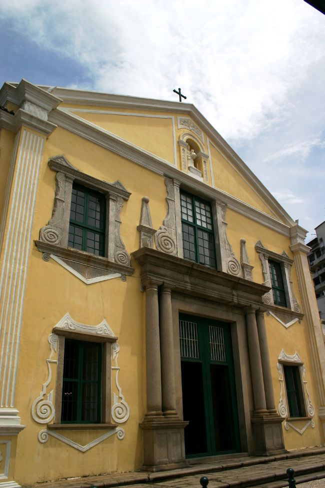 崗頂劇院（ドン・ペドロ5世劇場）の前に建つ<br />聖奥斯定教堂（聖オーガスチン教会）<br /><br />黄色の外壁に白い窓周りの渦巻き型の装飾が映えます。<br /><br />10：00〜18：00