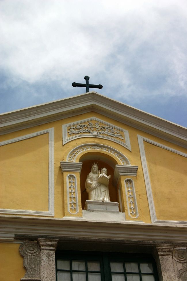 建物上部にはマリア様の像かなぁ。