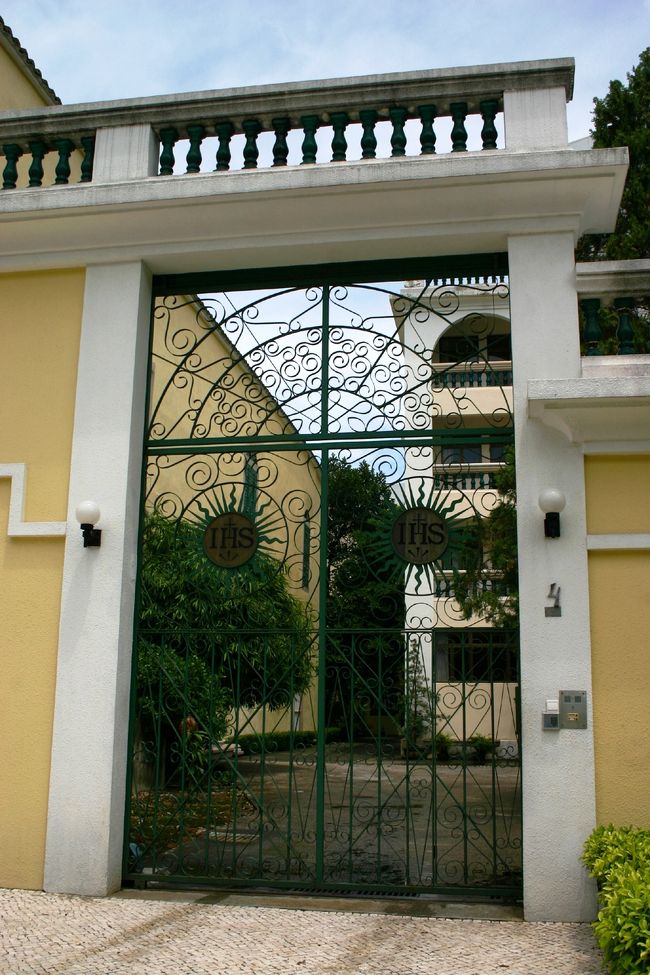 建物脇の門もとっても格好いい。<br />ポルトガルの匂いがプンプンします。