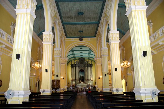 教会内部です。<br />どっしりとした太いストライプの柱がまず目に飛び込んできます。<br />黄色地に白の装飾部分がとっても美しい・・・