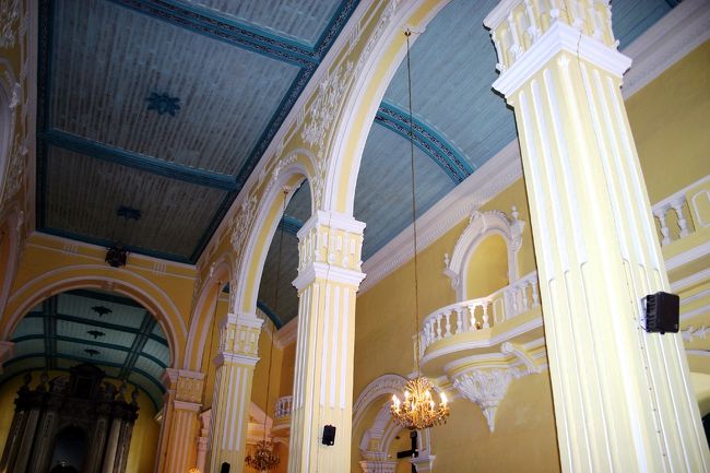 柱と柱の間からシャンデリアが垂れ下がっていました。