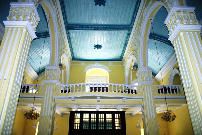 建物後方には2階から見下ろせるテラス部分がありました。<br />後方もとっても美しい教会です。