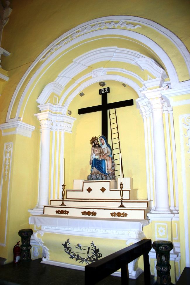 正面向って右側の祭壇。<br />マリア様が磔にされたキリストを抱えている様子かな。