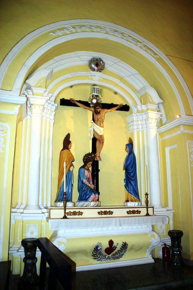 こちらは向って左側の祭壇。<br />磔にされるキリスト。