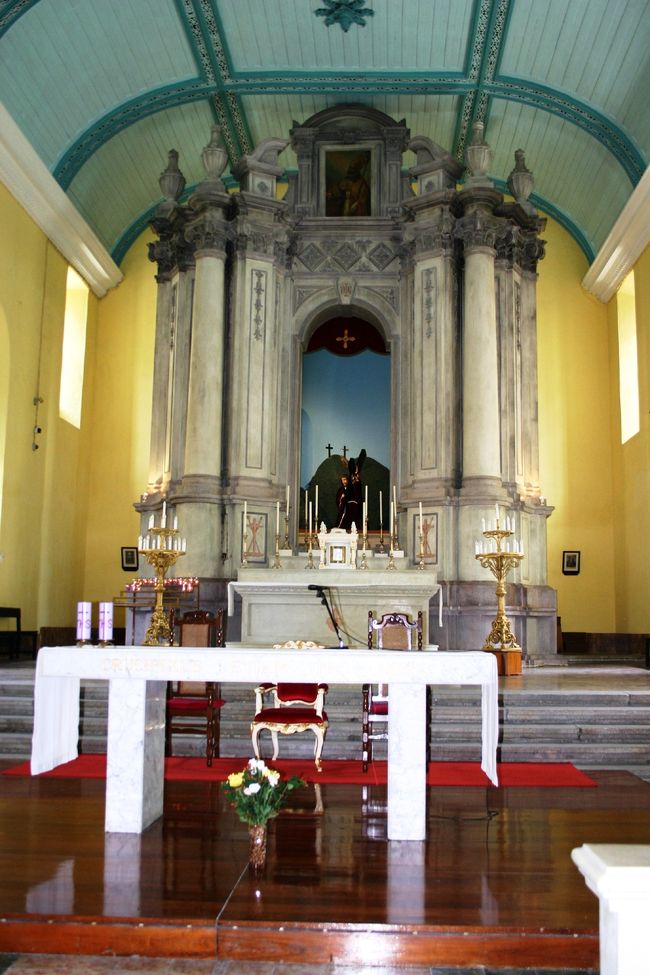 正面には大理石の祭壇が、<br />ド〜〜ンとした感じで佇んでました。