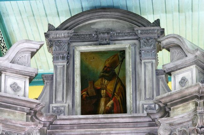 石の彫刻も見事です。<br /><br />そして上部に飾られた絵。