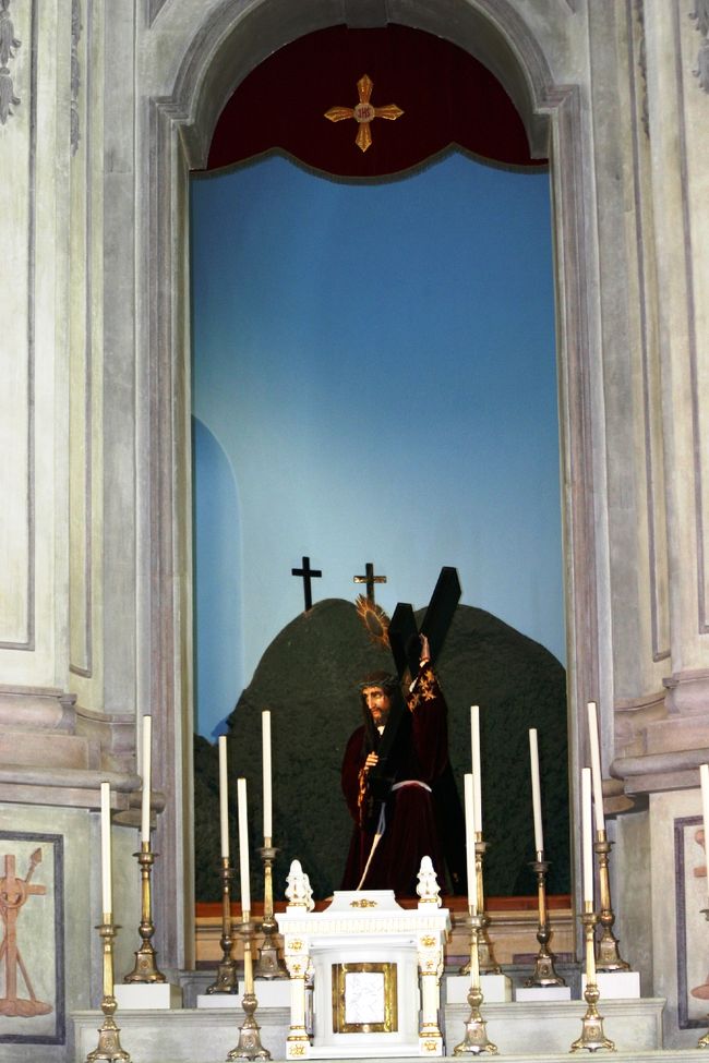 絵の下の祭壇部分には、十字架を担いだキリスト像。<br /><br />この像を毎年一度、男性信者が担いでセナド広場に近い大堂まで移動するのが、<br />マカオで最も有名な宗教行事「パッソス聖体行列」。<br />数世紀も続くマカオの代表行事で、<br />キリスト教会暦の四旬節第1日曜日(2月中旬〜3月初旬)に行われています。<br />