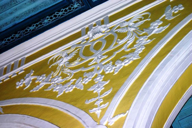 柱と柱をつなぐアーチ部分の装飾。<br />石膏を固めたみたいに真っ白な装飾が<br />黄色い外壁に浮かび上がって<br />とっても綺麗でした。