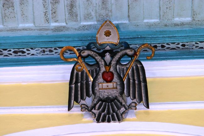 建物の上部に飾られていたシンボル。<br />何か鷹か鷲か、鳥がモチーフになっているようです。