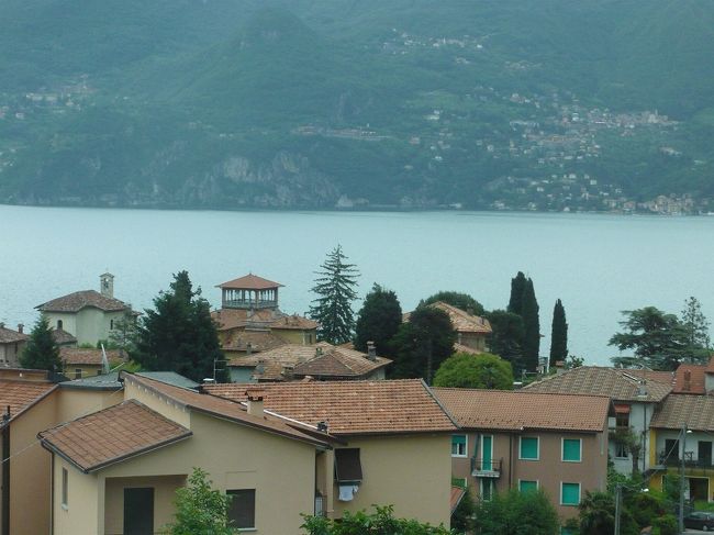 突然、運転手さんが叫んだ。<br />「ラゴディ・コモ！、レーク・コモー！」<br />あ、これが北イタリアのコモ湖ね？<br />「トイレット！ エスプレッソ！ カプチーノ！<br />デーチ、ミヌティ！ テン、ミニッツ！」<br />10分間の休憩ということらしい。