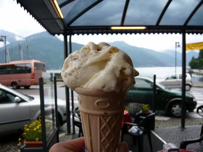 そういえば、せっかくイタリアに来たのに<br />まだジェラートを食べていなかった！<br />数種類あって、どれにする？と<br />売り子のお姉さんが教えてくれたが、<br />私の乏しいイタリア語ボキャブラリーでは<br />チョコラータしかわからない。<br />知らない名前のものを適当に指さして頼んでみた。<br />「クエスト、ペル・ファボーレ<br />（これおねがいします）」<br />何かの果物の味。おいしかったから◎<br />ここで食べられて大満足。