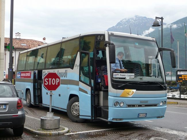 湖沿いの小さな街Dongoでの小休憩の後、<br />ほどなくしてバスは細い道を山へと登り始めた。<br />車２台すれ違うのがやっとの道で<br />いろは坂のような急カーブの連続。<br />この大きなバス、大丈夫なのか？<br />と心配していたら。。。<br />