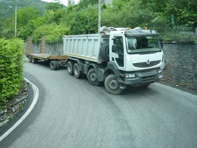 対向車線に大きなトラックが。<br />運転手さんはそろりそろりとハンドルを切る。<br />トラックとの距離はわずか20cmくらいか？<br />無事に通り抜けた時、<br />乗客から拍手が沸き起こった。<br />