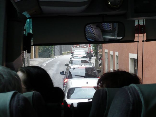 狭い道は続く。<br />山道を登り切ったら、今度は街。<br />左右ぎりぎりまで建物が迫っている。