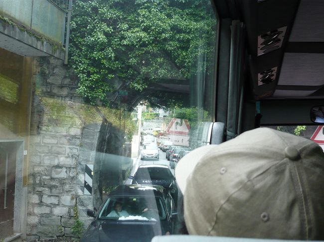 時々通る石造りのトンネルは<br />壁に手が届きそうなほど狭い。<br />これは、おもしろい。<br />寝てなどいられない。<br />