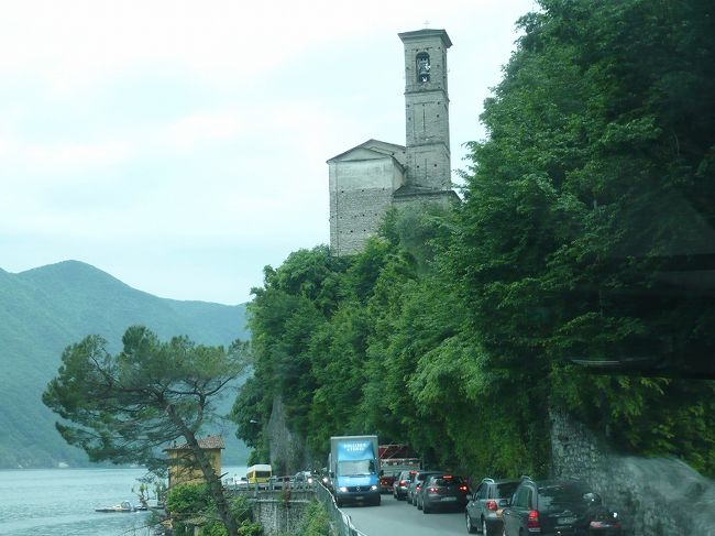 信号もないのにバスは時々止まる。<br />しばらく行くとそのわけがわかった。<br />狭い道で大きな車がすれ違う時、<br />後ろの車はじっと待っているしかないのである。<br />大型バスやトラックが通ることは<br />想定されていない道なのだろう。